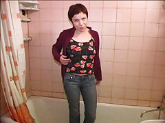 Miniature teen puss relieves herself into the tub